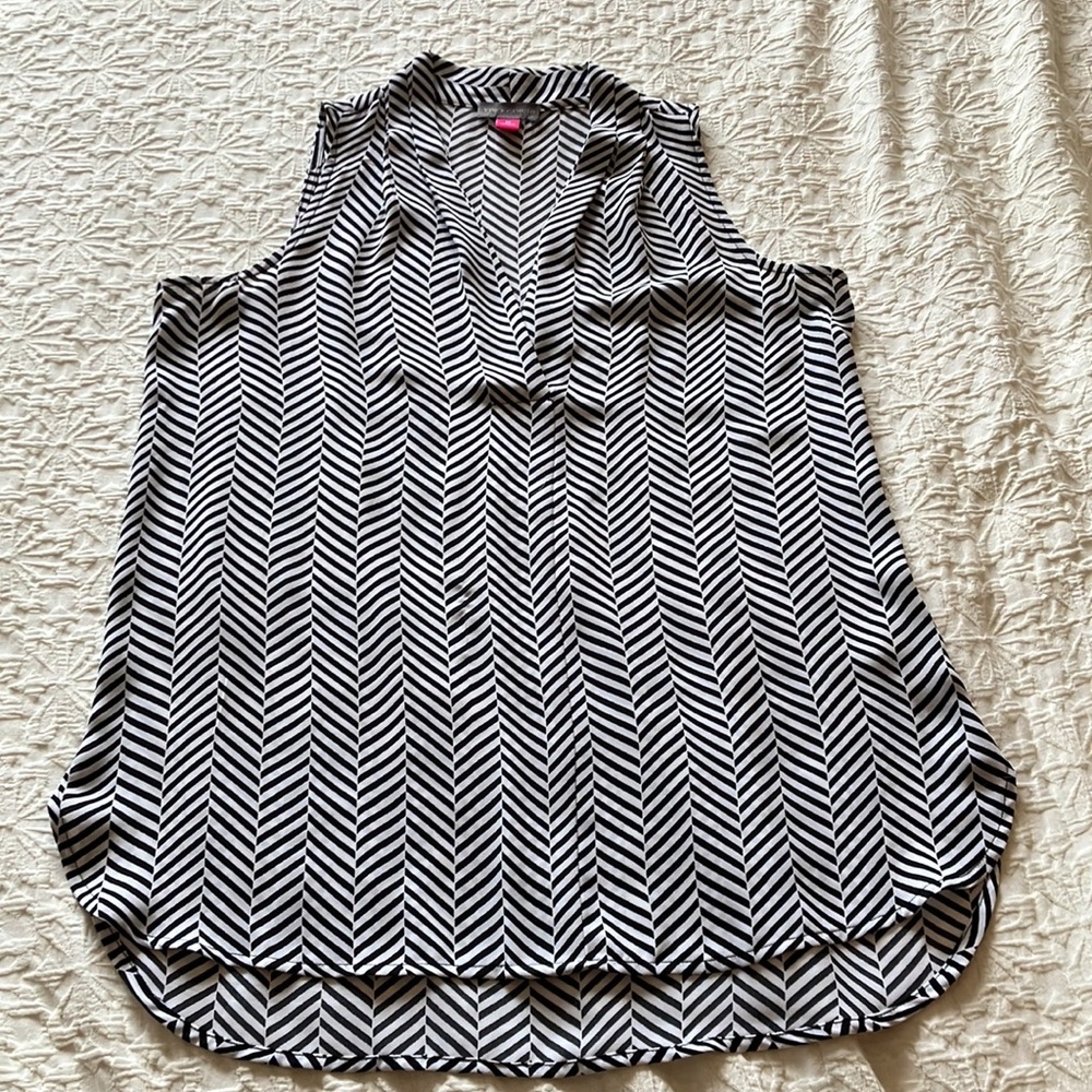 🛑SOLD🛑Just listed💕 black&white diagonal print short sleeved blouse w/V - Picture 5 of 9